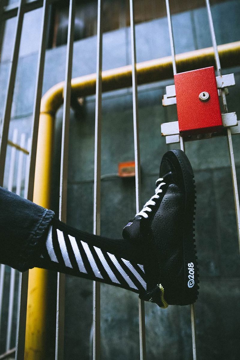 Off-White:tm: x SMETS 全新聯名「Surrealist」系列登場