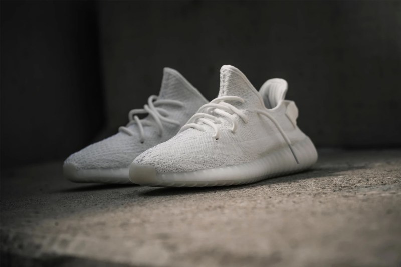 YEEZY BOOST 350 V2ãTriple Whiteãéè²æå°åæ¬¡è£è²¨