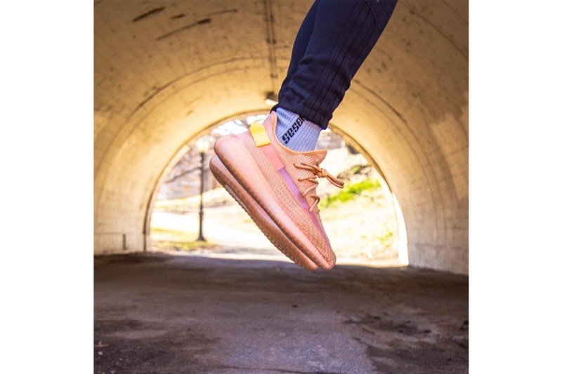 YEEZY BOOST 350 V2 å¨æ°éè²ãClayãä¸è³é è¦½