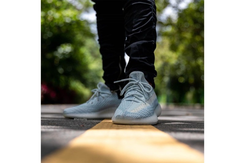 æ¶åé è¦½ YEEZY BOOST 350 V2 ææ°éè²ãCloud Whiteãä¸è³åè¼¯