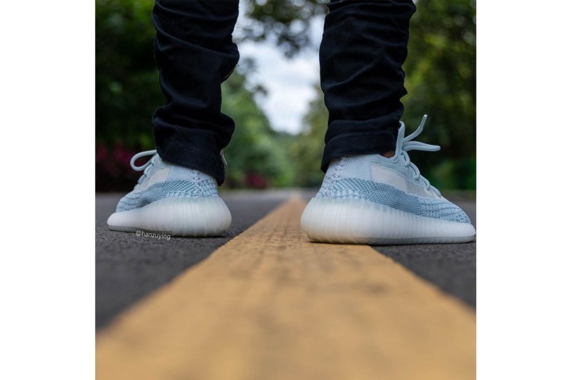 æ¶åé è¦½ YEEZY BOOST 350 V2 ææ°éè²ãCloud Whiteãä¸è³åè¼¯