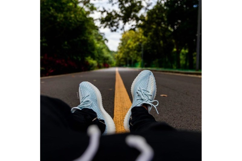 æ¶åé è¦½ YEEZY BOOST 350 V2 ææ°éè²ãCloud Whiteãä¸è³åè¼¯