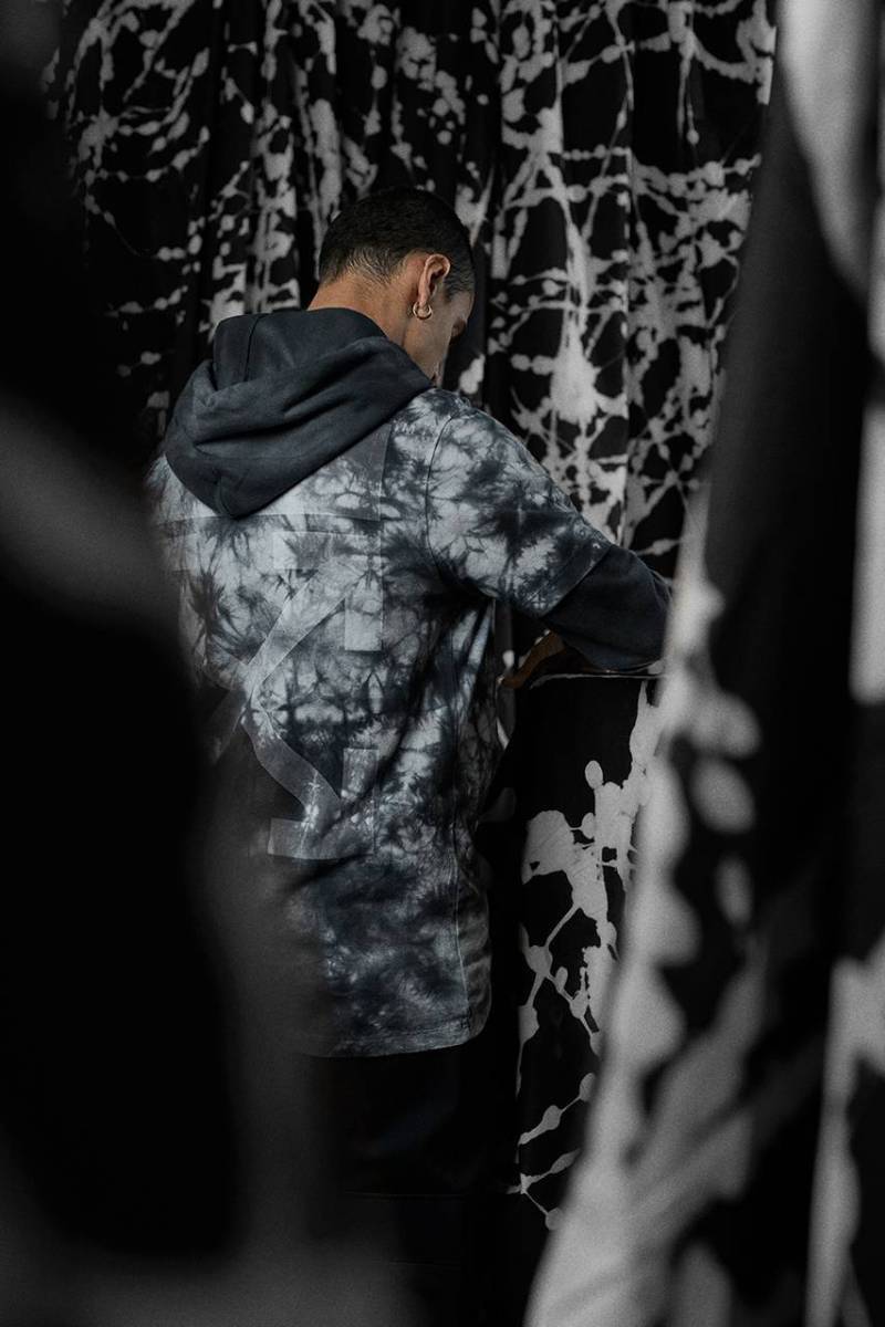 èæå·¥è - Off-Whiteâ¢ x END. å¨æ°è¯ä¹ç³»åå¬ä½