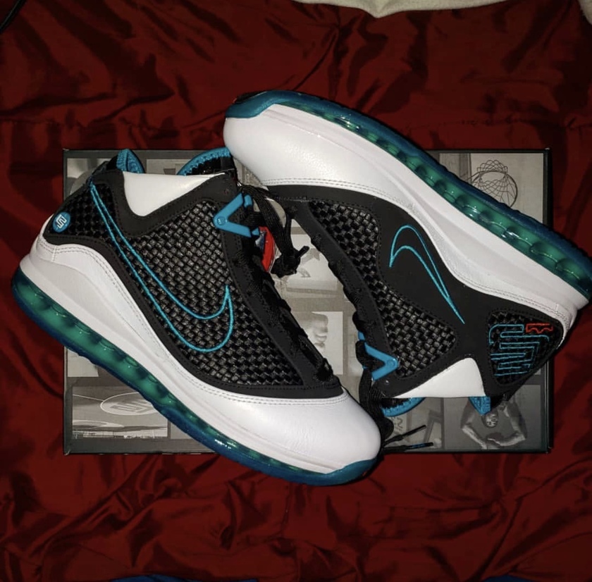 èå
LeBron 7 Red Carpet Retro CU5133-100