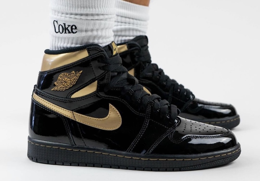 Air Jordan 1 Black Gold 555088-032 Release Date On-Feet