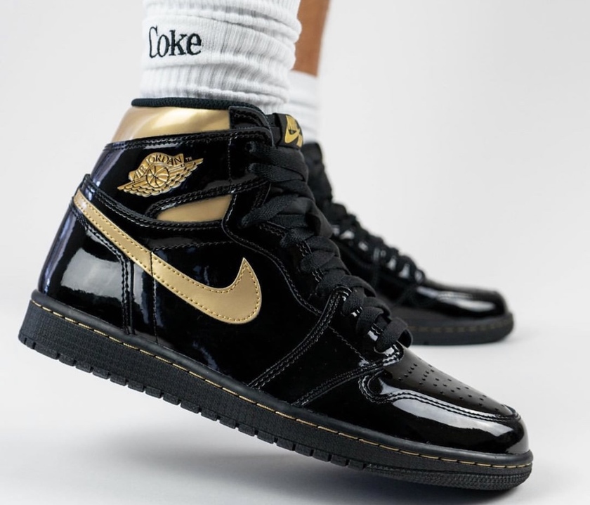 Air Jordan 1 Black Gold 555088-032 Release Date On-Feet