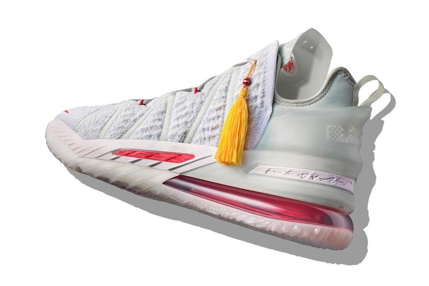 LeBron James ææ°æ°é´ Nike LeBron 18 æ­£å¼ç»å ´