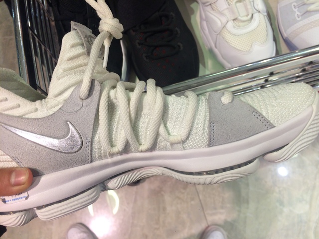 杜兰特10代战靴 | 当客|运动装备鉴定|球鞋鉴定