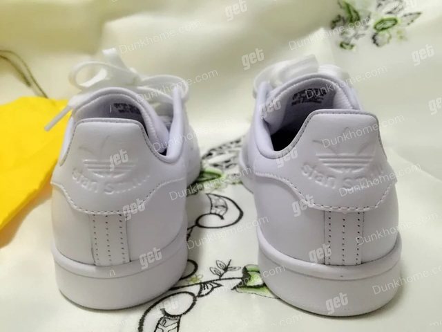 各位大侠帮我鉴定一下的这对stan smith 是否真