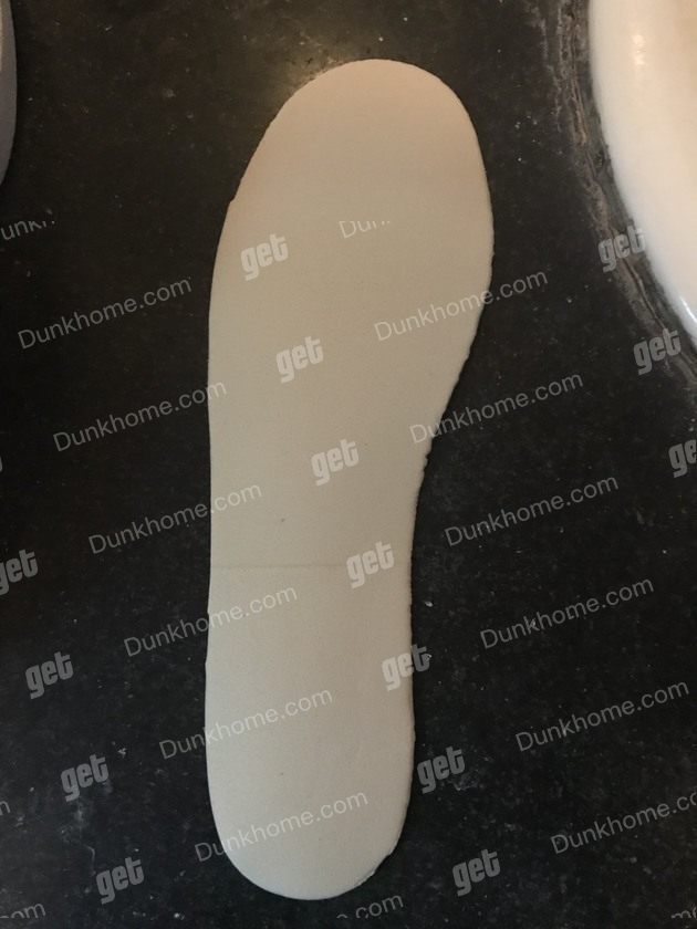 阿迪达斯红心情侣鞋