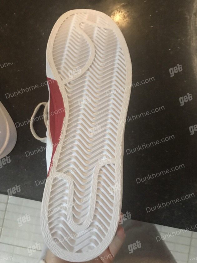 阿迪达斯红心情侣鞋