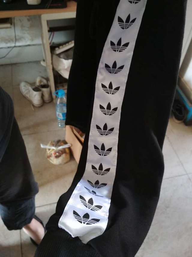 三叶草卫衣 这应该很容易判断吧,一个微商400