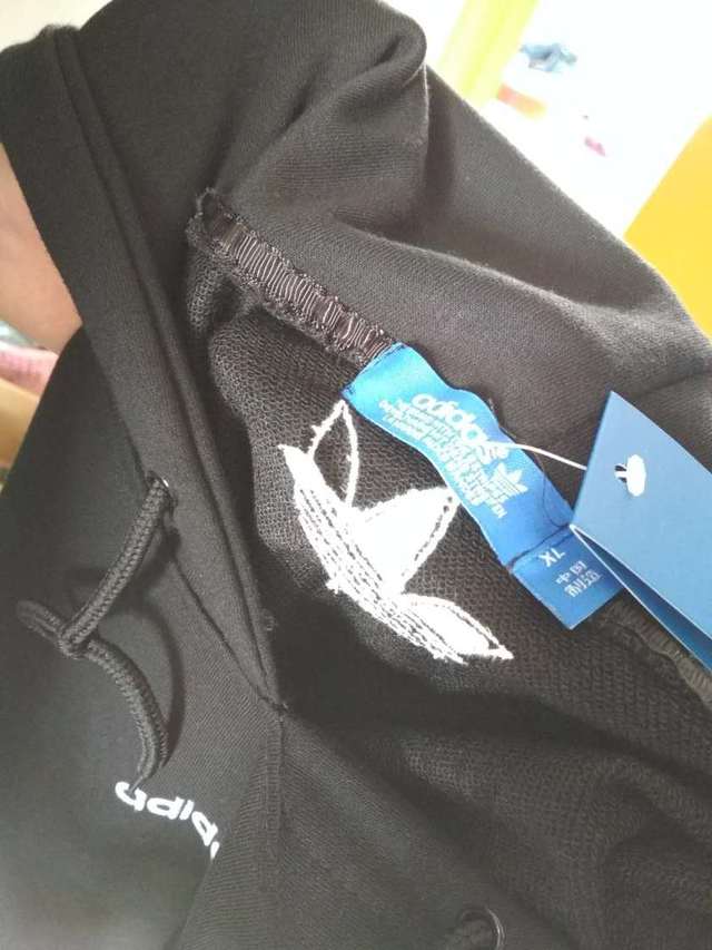 三叶草卫衣 这应该很容易判断吧,一个微商400