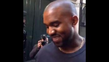 Kanye West 在假 Yeezy 2 Red October 上签名