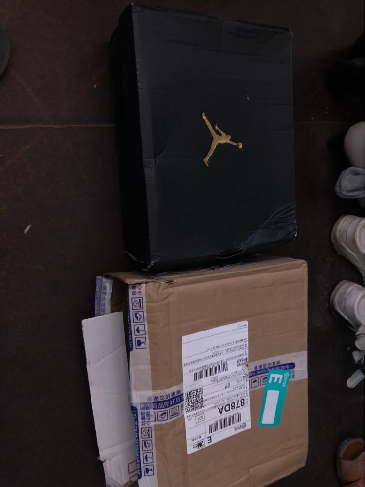 我这双aj3女款的打开鞋盒就这样,在虎扑指南针上买的,连防盗扣都没有