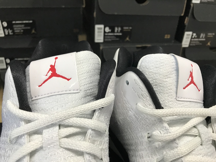 双重logo的叠加,让这双鞋增添了不少的亮点,其次在鞋舌上也采用了皮标