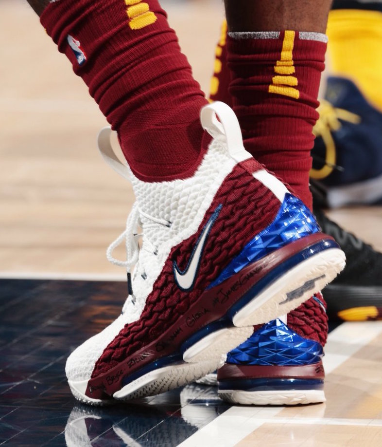 纪念首次主场亮相!詹皇上脚 nike lebron 15 "first game azg"!