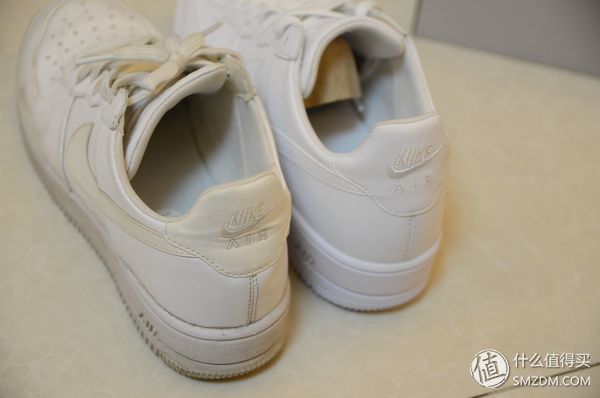 鞋子后跟的褶皱相较于普通af1来说更明显,因为填充物减少的原因,后跟