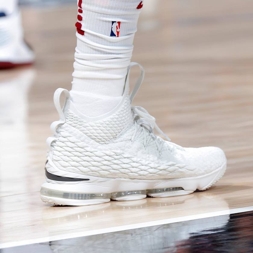 【tirion球鞋杂谈】本赛季詹皇究竟上脚过多少款 nike lebron 15?