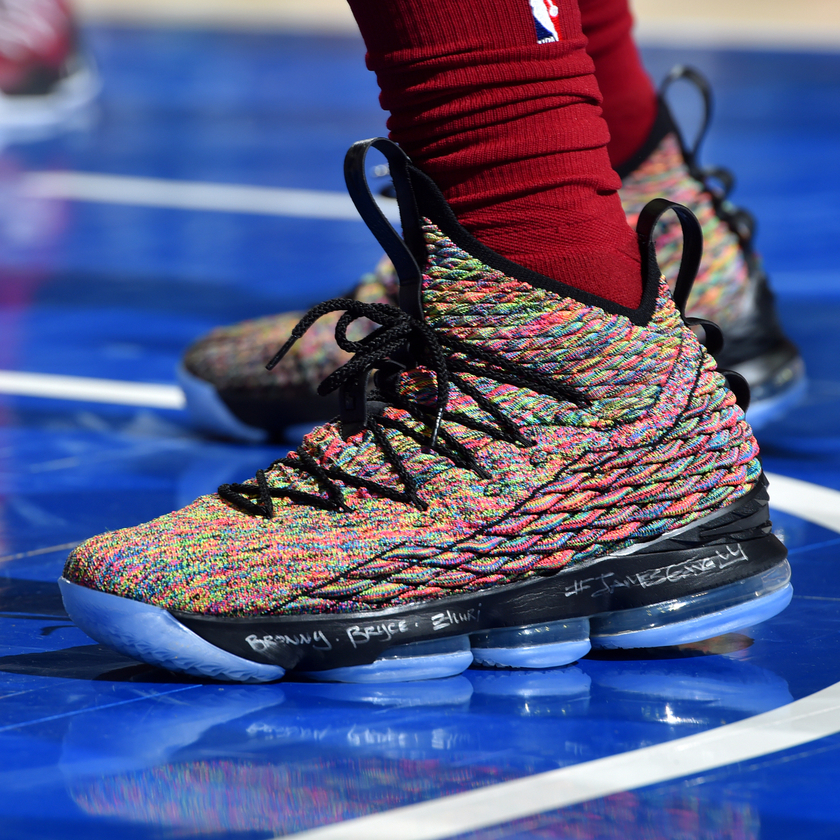 【tirion球鞋杂谈】本赛季詹皇究竟上脚过多少款 nike lebron 15?