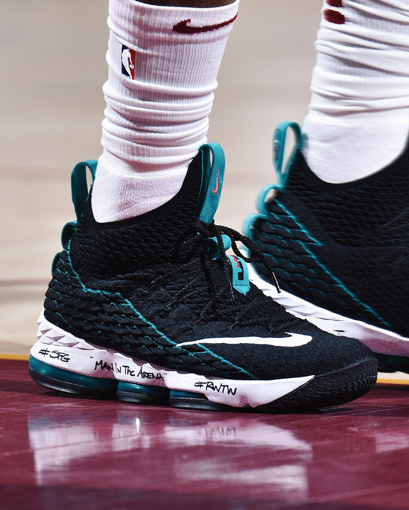 【tirion球鞋杂谈】本赛季詹皇究竟上脚过多少款 nike lebron 15?