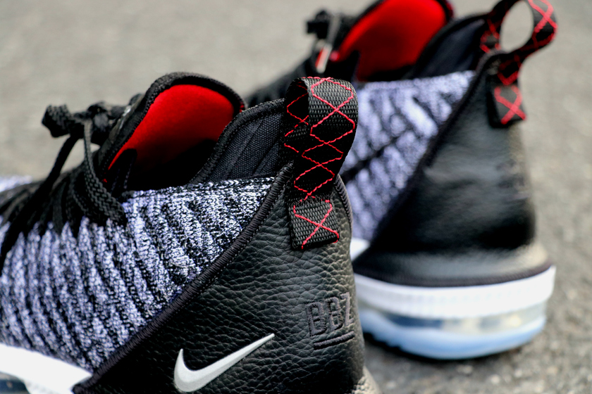 资讯 篮球 评测作业 可以说詹16的鞋身重心都是靠后的,从气垫的脚感到